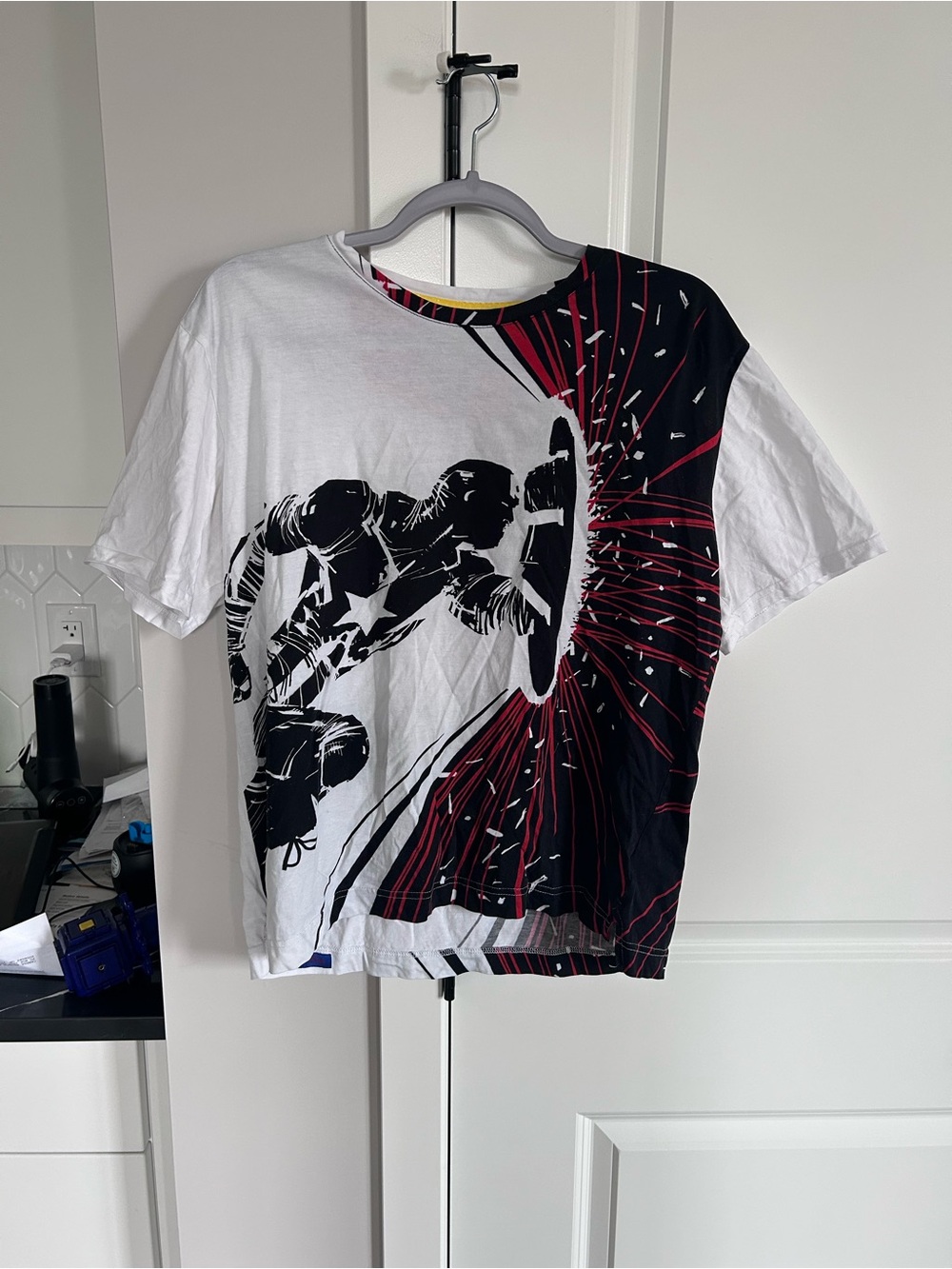 Robert Graham Marvel Captain In Charge Graphic T-Shirt Short Sleeve Collectible - Picture 2 of 7